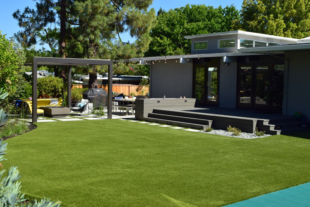 Großer Moderner Garten hinter dem Haus mit Sportplatz, Spielgerät, direkter Sonneneinstrahlung und Betonboden in San Francisco