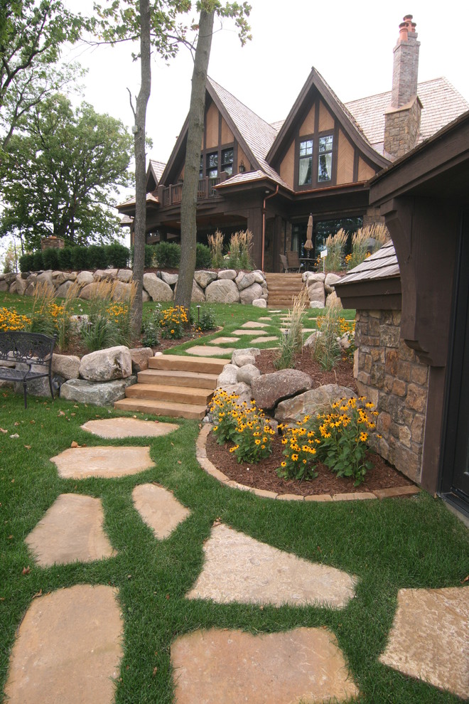 Cette photo montre un grand aménagement d'entrée ou allée de jardin arrière montagne avec une exposition partiellement ombragée et des pavés en pierre naturelle.