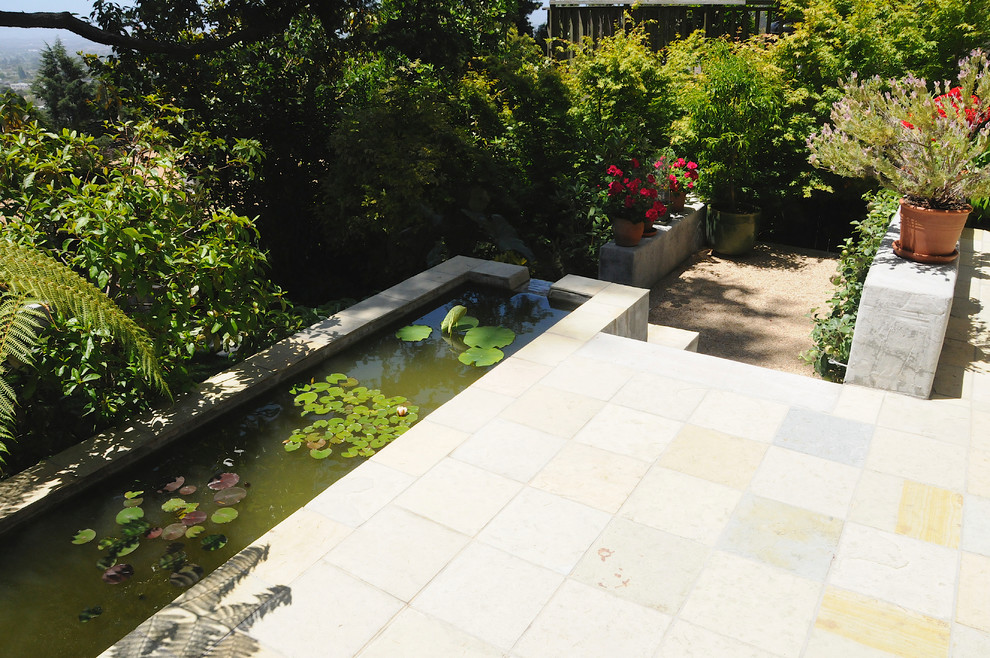 Immagine di un giardino minimalista con fontane