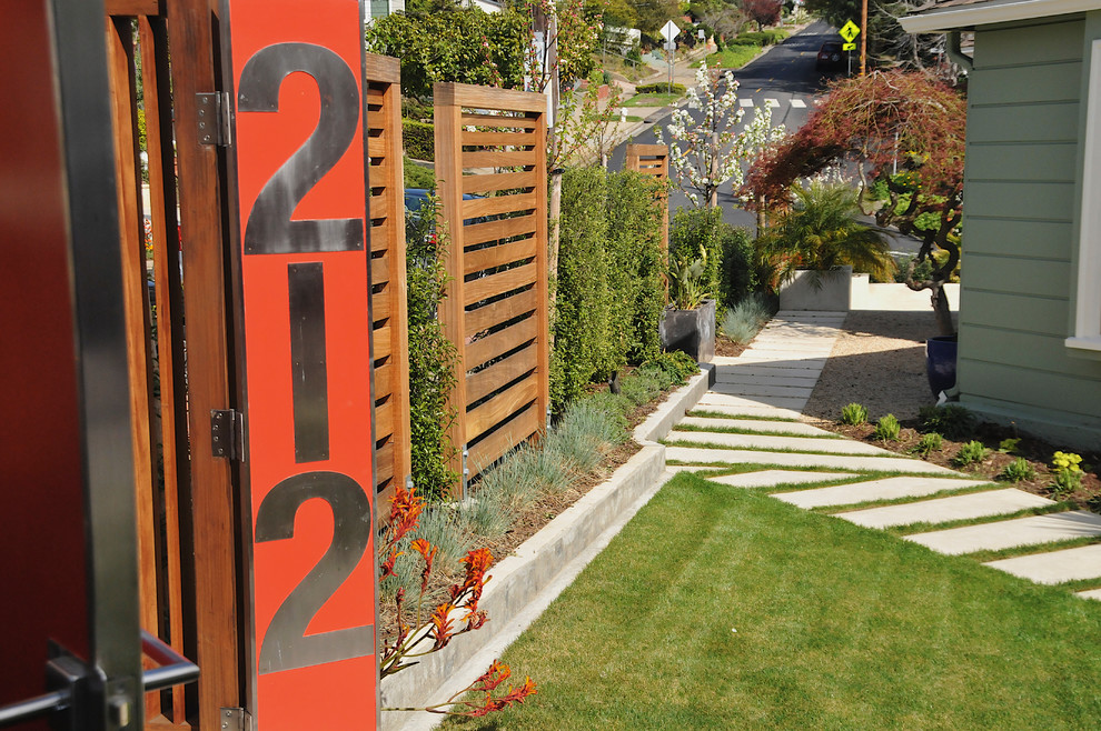 Источник вдохновения для домашнего уюта: участок и сад на боковом дворе в стиле модернизм с мощением тротуарной плиткой