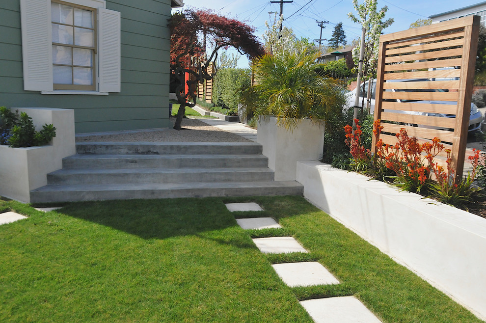 Inspiration for a modern front yard landscaping in San Francisco.
