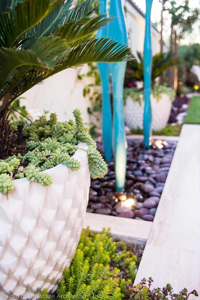 Foto di un piccolo giardino minimalista dietro casa con fontane e pavimentazioni in pietra naturale