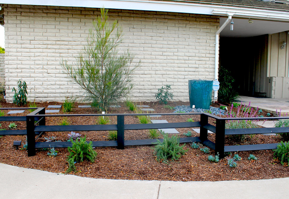 Inspiration for a medium sized modern front xeriscape full sun garden in Orange County with brick paving.