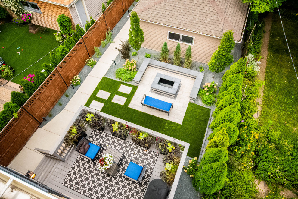 Immagine di un piccolo giardino moderno esposto in pieno sole dietro casa in estate con un focolare e pavimentazioni in mattoni