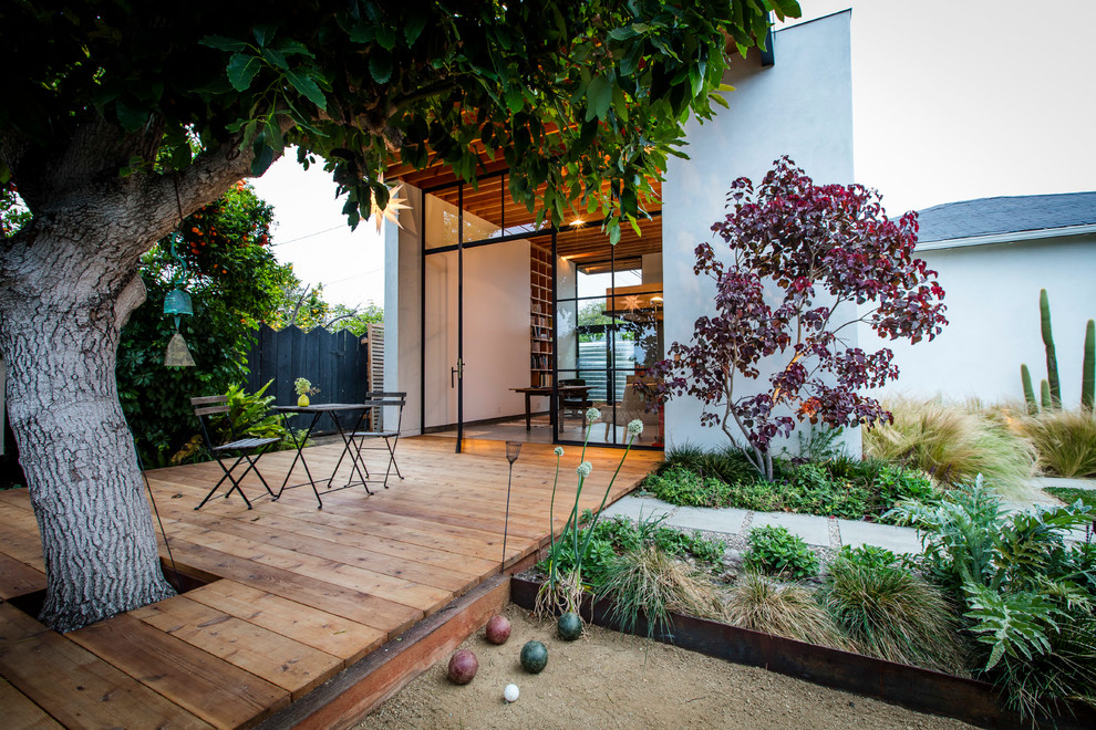 Moderner Garten hinter dem Haus mit Sportplatz in Los Angeles