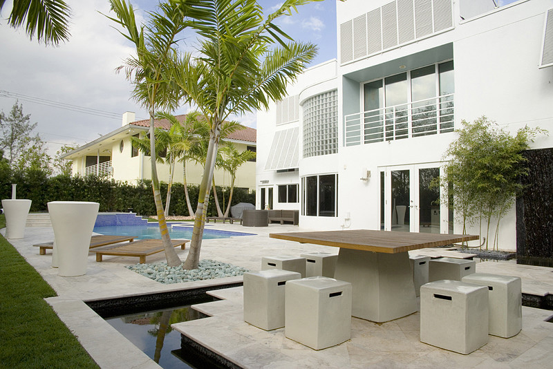 Photo of a modern landscaping in Miami.