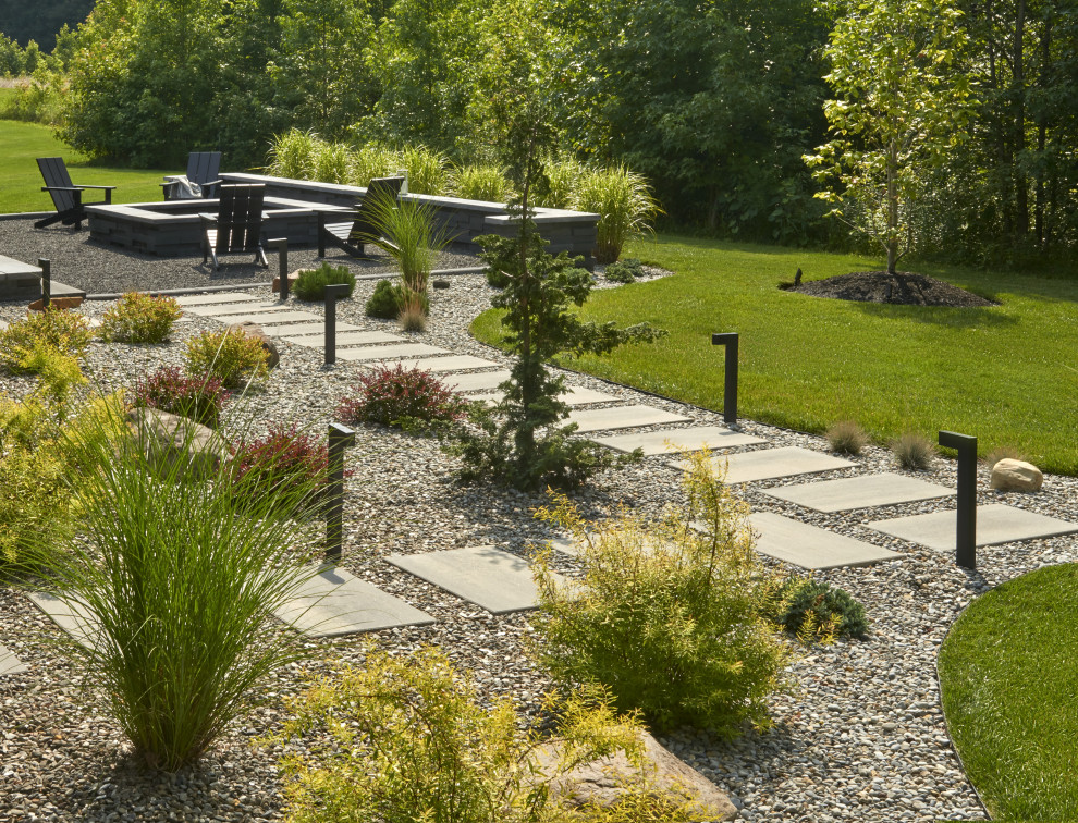 Idées déco pour un jardin à la française arrière moderne avec un chemin et des pavés en béton.