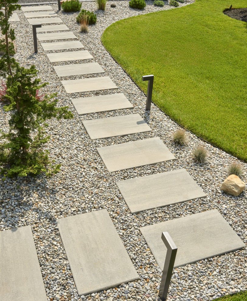 Идея дизайна: регулярный сад на заднем дворе в стиле модернизм с дорожками и мощением тротуарной плиткой