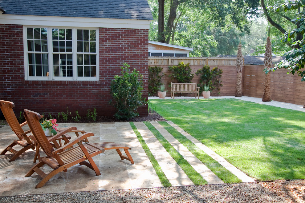 Esempio di un piccolo giardino moderno dietro casa con pavimentazioni in pietra naturale