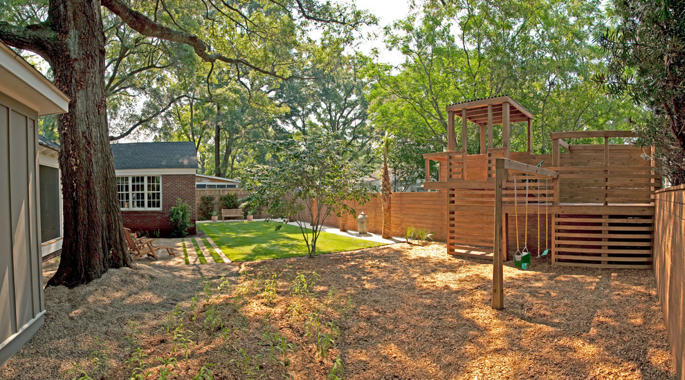 Moderner Garten hinter dem Haus mit Natursteinplatten und Wasserspiel in Charleston