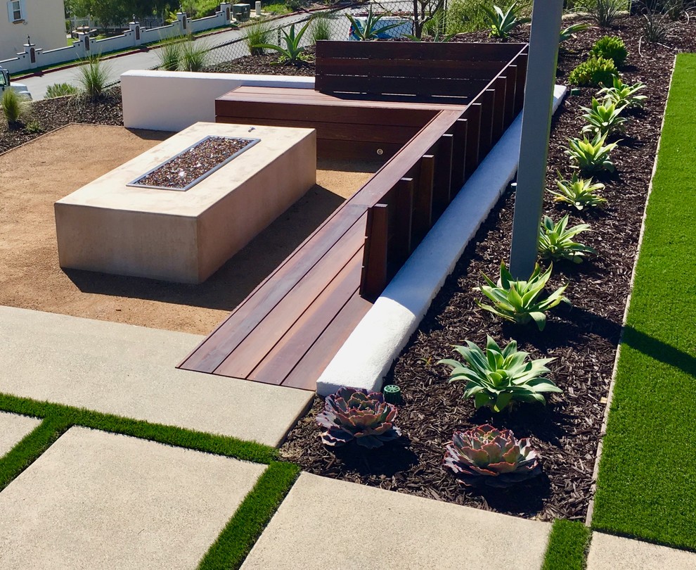 Foto di un giardino xeriscape moderno esposto in pieno sole di medie dimensioni e dietro casa con un focolare e pavimentazioni in cemento
