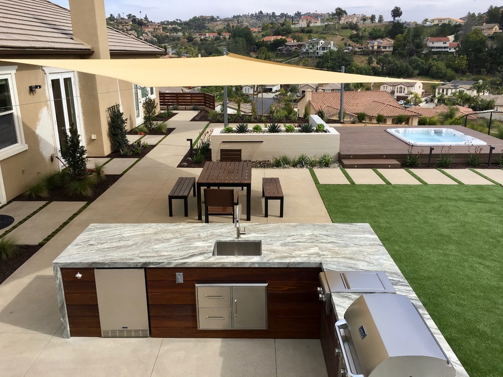 Mittelgroßer Moderner Garten hinter dem Haus mit Wasserspiel, direkter Sonneneinstrahlung und Dielen in San Diego