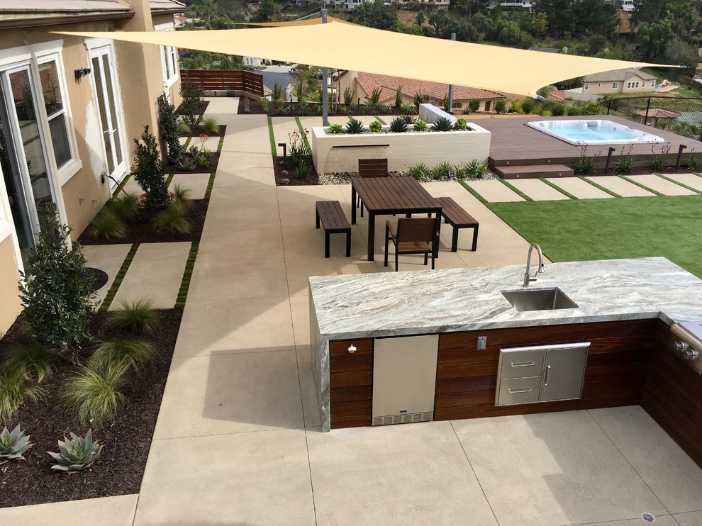Mittelgroßer Moderner Garten hinter dem Haus mit Wasserspiel, direkter Sonneneinstrahlung und Dielen in San Diego