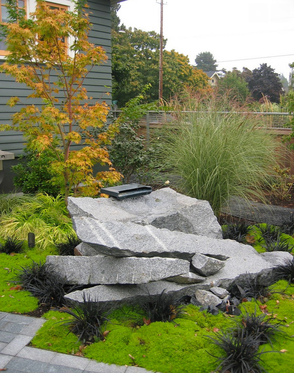 Mittelgroßer, Geometrischer, Halbschattiger Asiatischer Garten im Sommer, hinter dem Haus mit Betonboden in Portland