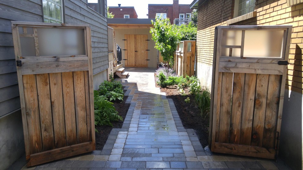 Inspiration för små moderna trädgårdar i skuggan som tål torka och längs med huset på sommaren, med en trädgårdsgång och marksten i betong