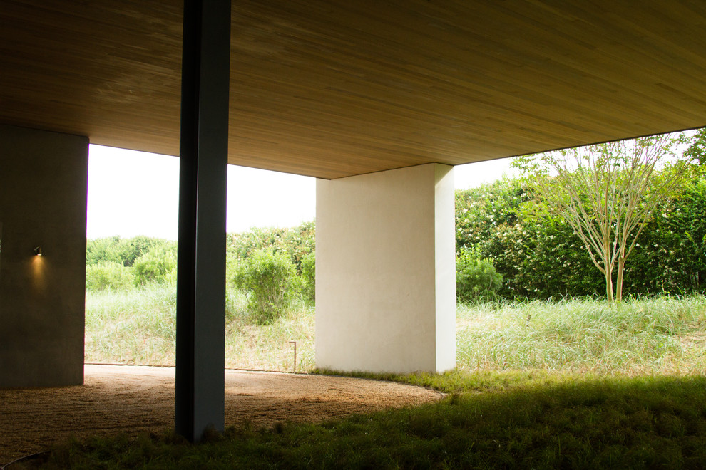 Ispirazione per un vialetto d'ingresso minimalista in ombra in cortile e di medie dimensioni in estate con ghiaia
