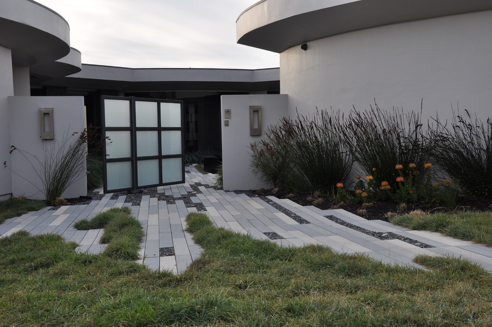 Photo of a modern front garden in San Luis Obispo with natural stone paving.