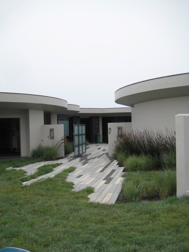 Inspiration for a modern courtyard garden in San Luis Obispo with natural stone paving.