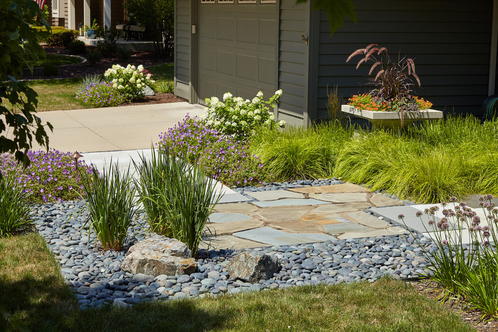 Imagen de camino de jardín de secano de estilo zen de tamaño medio en verano en patio con exposición total al sol y adoquines de piedra natural