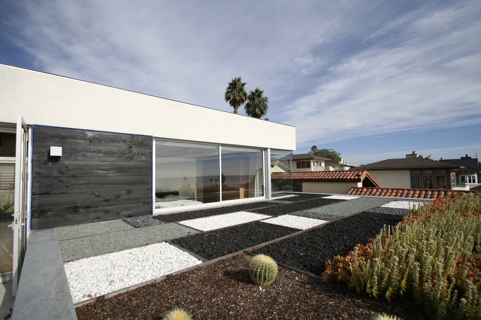 Пример оригинального дизайна: участок и сад на крыше в стиле модернизм с покрытием из гравия