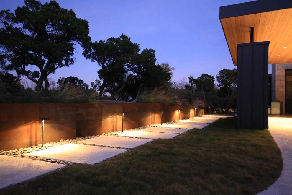 Esempio di un grande giardino minimalista esposto a mezz'ombra davanti casa con un ingresso o sentiero e pavimentazioni in cemento