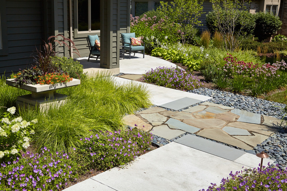 Diseño de camino de jardín de secano de estilo zen de tamaño medio en verano en patio con exposición total al sol y adoquines de piedra natural