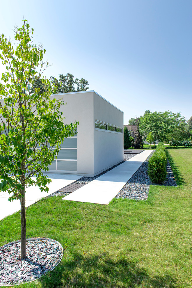 Пример оригинального дизайна: солнечный, летний регулярный сад среднего размера на переднем дворе в стиле модернизм с хорошей освещенностью