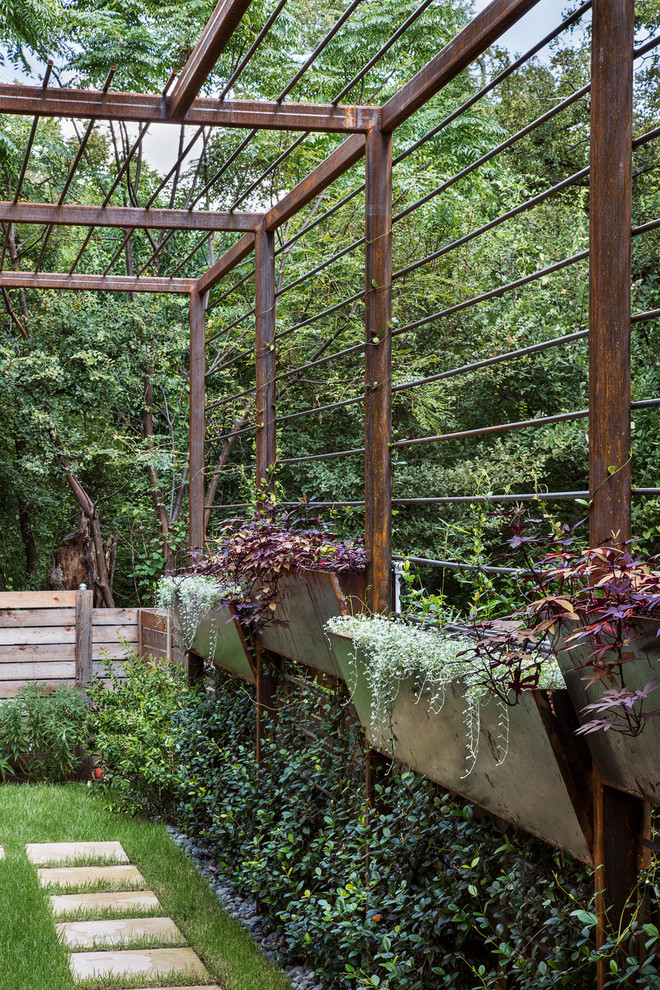 Ejemplo de jardín minimalista pequeño en verano en patio trasero con jardín de macetas, exposición parcial al sol y adoquines de piedra natural