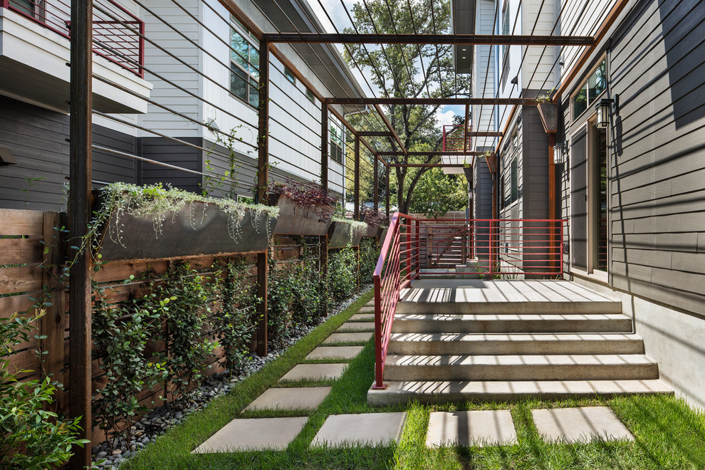 Kleine, Halbschattige Moderne Pflanzenwand im Sommer, hinter dem Haus mit Betonboden in Austin