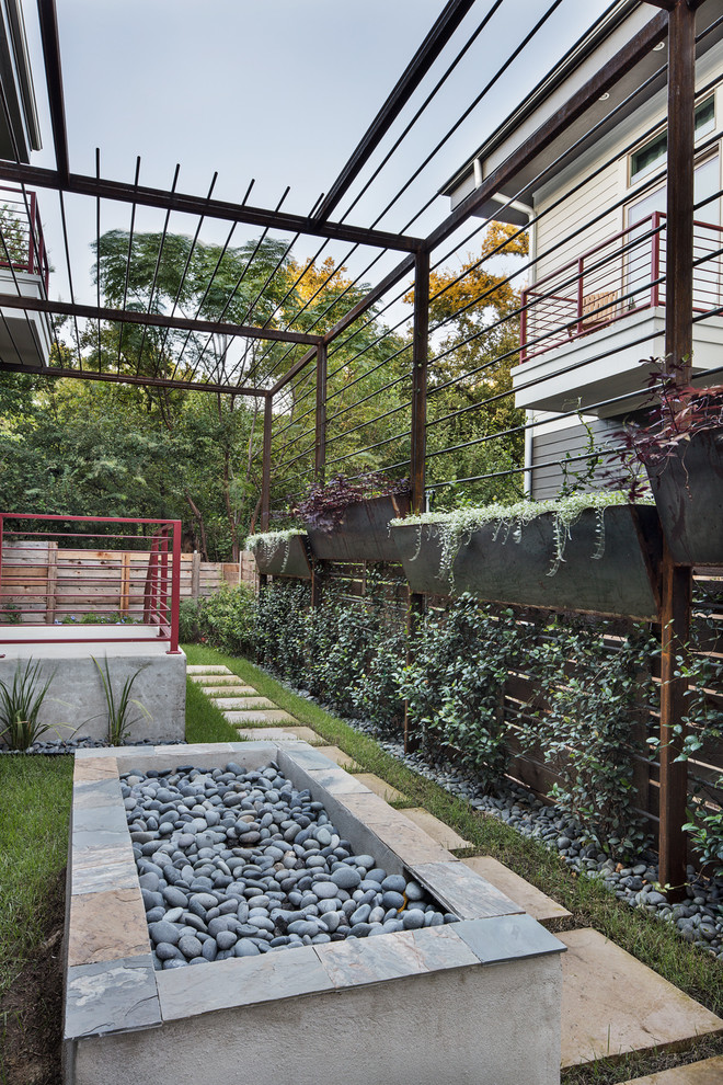 Inspiration pour un petit jardin en pots arrière minimaliste l'été avec une exposition partiellement ombragée et des pavés en pierre naturelle.
