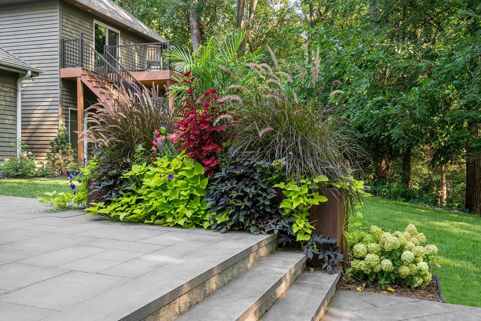 Geometrischer, Mittelgroßer Moderner Garten im Sommer, hinter dem Haus mit Kübelpflanzen, direkter Sonneneinstrahlung und Natursteinplatten in Minneapolis