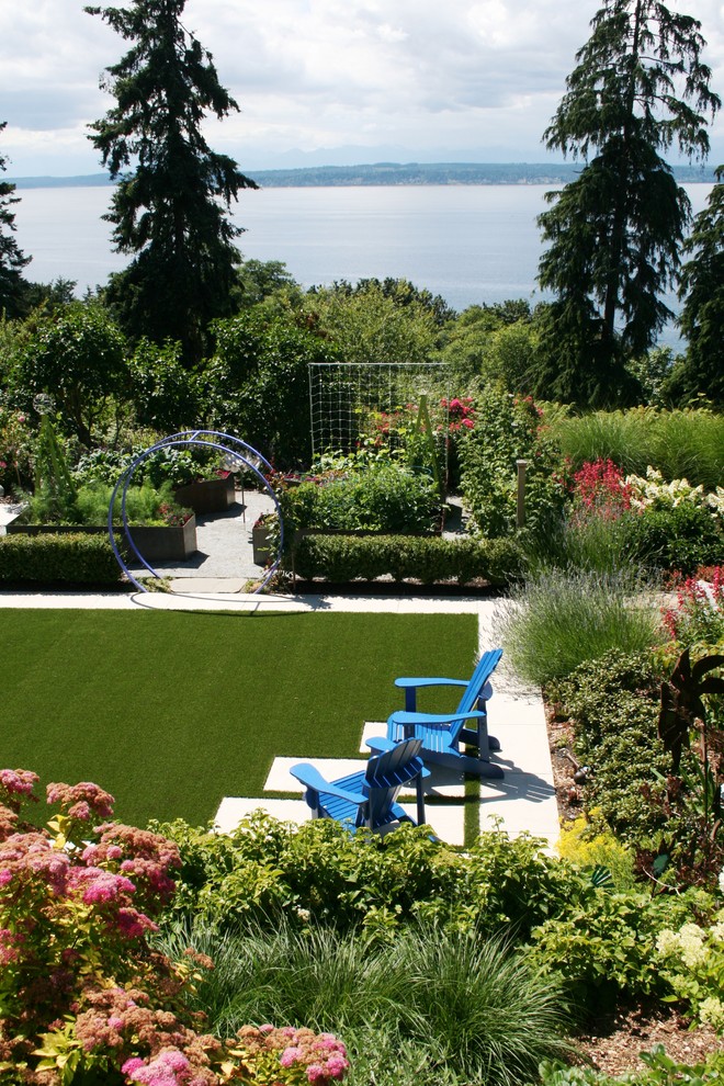 Стильный дизайн: солнечный, летний огород на участке среднего размера на заднем дворе в современном стиле с хорошей освещенностью и покрытием из гравия - последний тренд