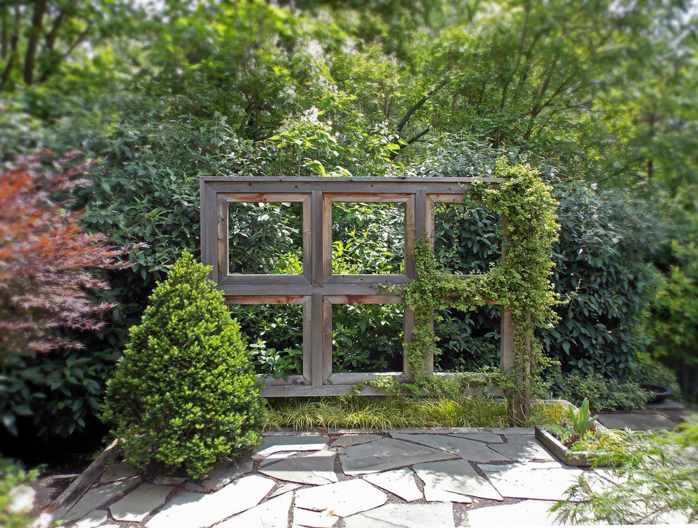 Modelo de jardín campestre en patio trasero con adoquines de piedra natural