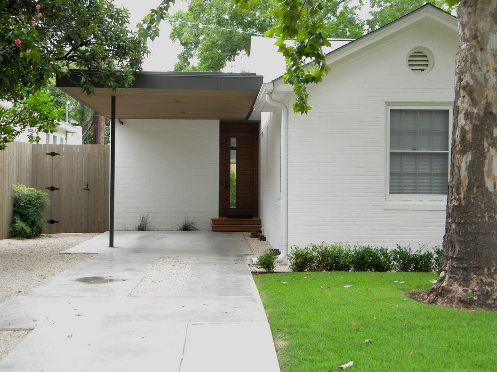 Design ideas for a modern front yard driveway in Austin.
