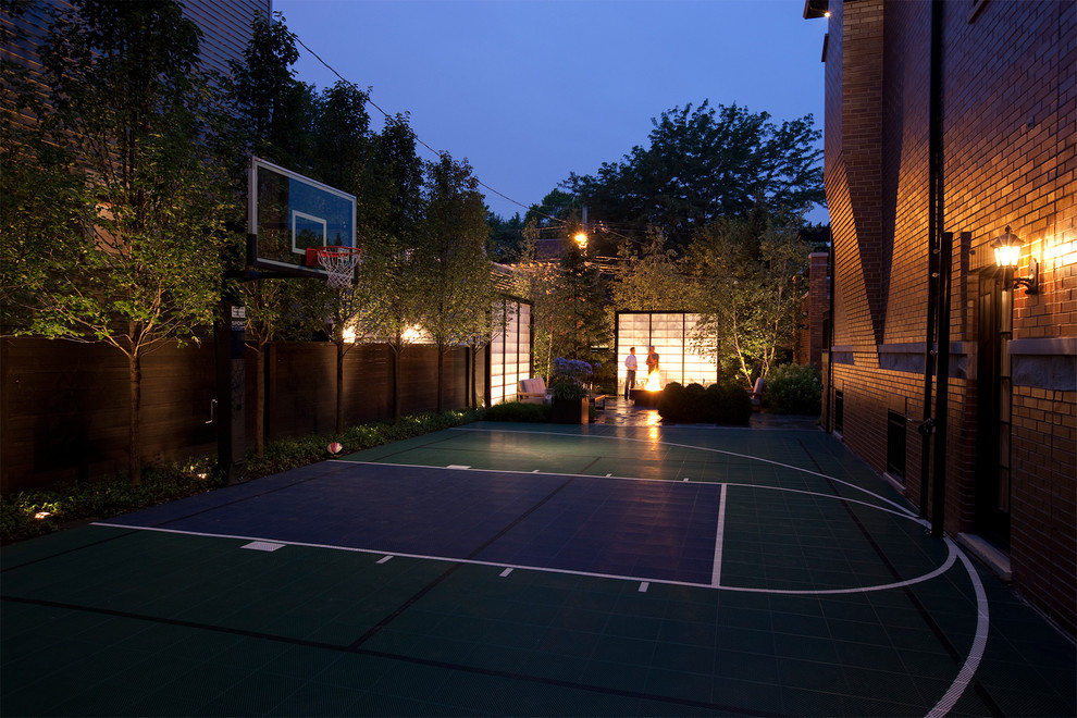 На фото: маленькая спортивная площадка на заднем дворе в стиле модернизм для на участке и в саду