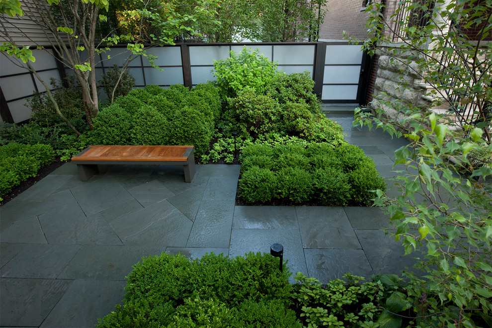 Idee per un piccolo giardino formale moderno esposto a mezz'ombra nel cortile laterale con un ingresso o sentiero e pavimentazioni in pietra naturale