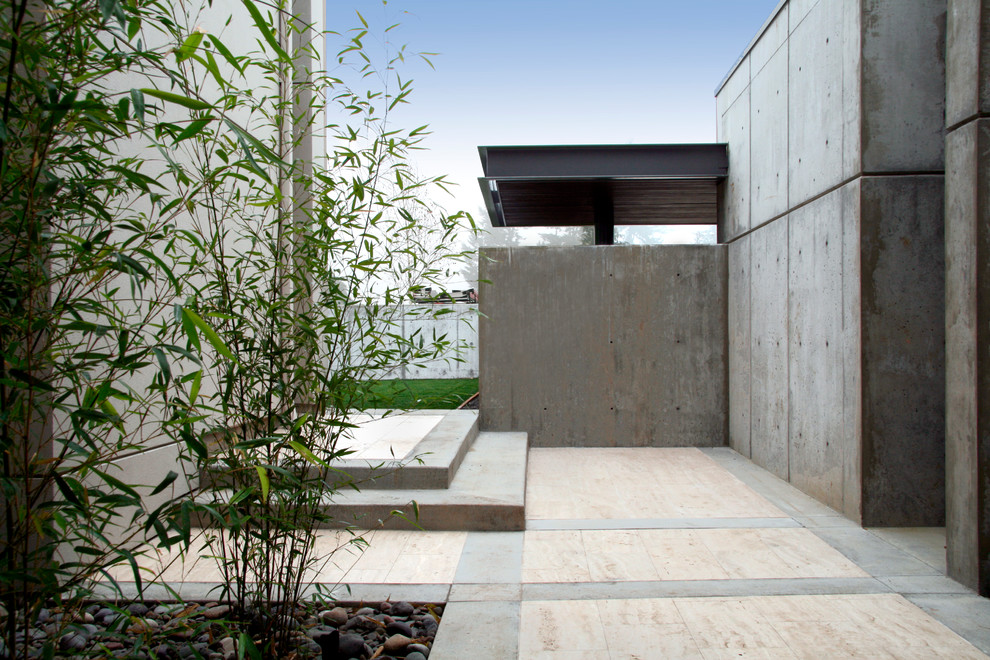 Cette image montre un jardin latéral urbain avec des pavés en pierre naturelle.