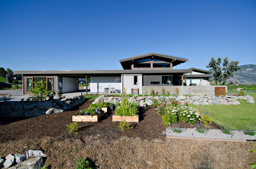 Idee per un grande orto in giardino moderno esposto in pieno sole dietro casa con pacciame