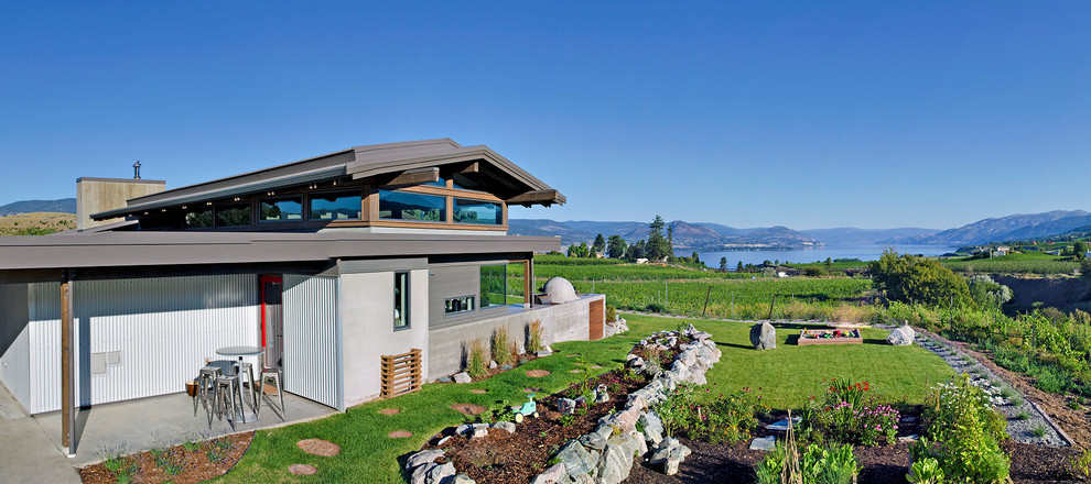 Großer Moderner Garten hinter dem Haus mit direkter Sonneneinstrahlung in Vancouver