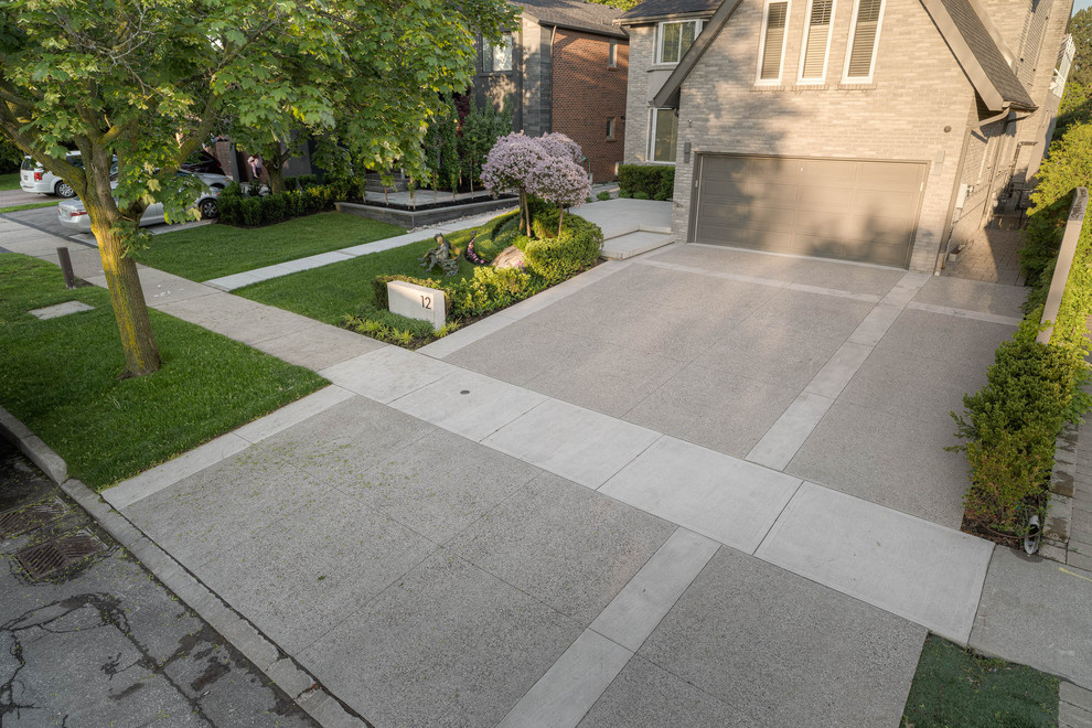 This is an example of a medium sized bohemian driveway garden in Toronto with a pathway.