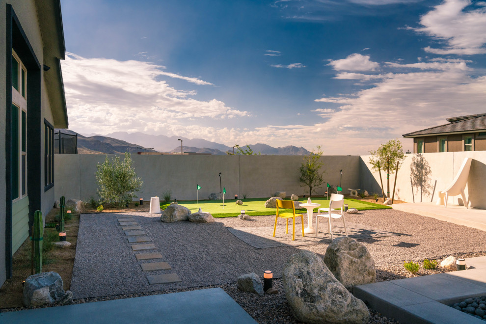 Moderner Kiesgarten mit direkter Sonneneinstrahlung und Steinzaun in Las Vegas