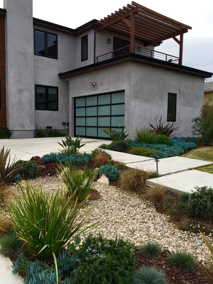 Inspiration for a mid-sized modern full sun and drought-tolerant front yard concrete paver landscaping in Los Angeles.