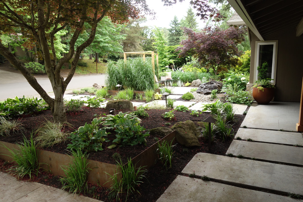 Ispirazione per un grande giardino moderno in ombra davanti casa in primavera con un ingresso o sentiero e pavimentazioni in cemento