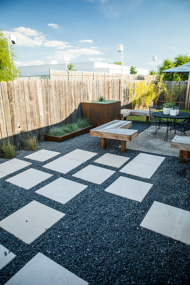 Idee per un piccolo giardino xeriscape moderno dietro casa con pavimentazioni in pietra naturale