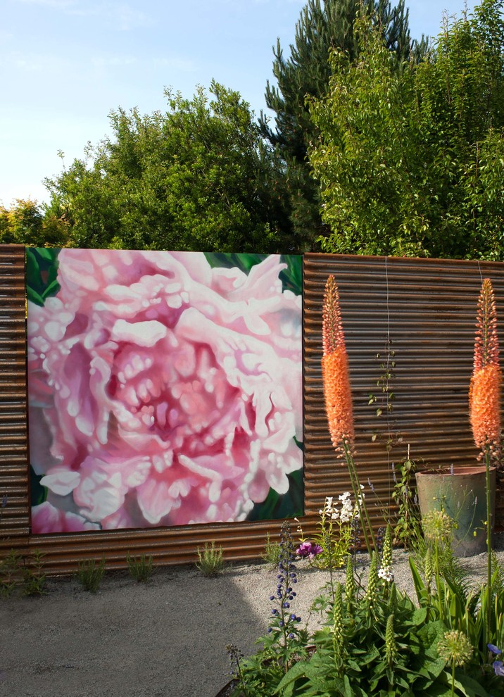 Inspiration pour un grand jardin arrière minimaliste avec une exposition partiellement ombragée et du gravier.