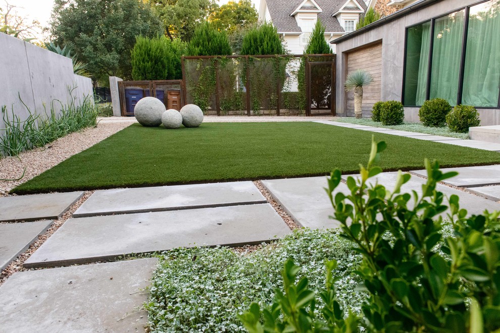 Ispirazione per un giardino formale minimalista esposto in pieno sole di medie dimensioni e davanti casa in primavera con pavimentazioni in pietra naturale