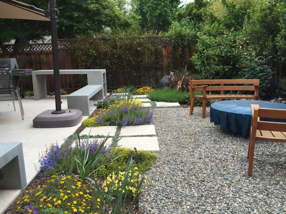 Idee per un orto in giardino moderno esposto in pieno sole davanti casa con ghiaia
