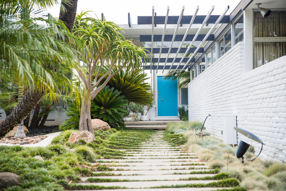 Design ideas for a coastal shade backyard garden path in Los Angeles.