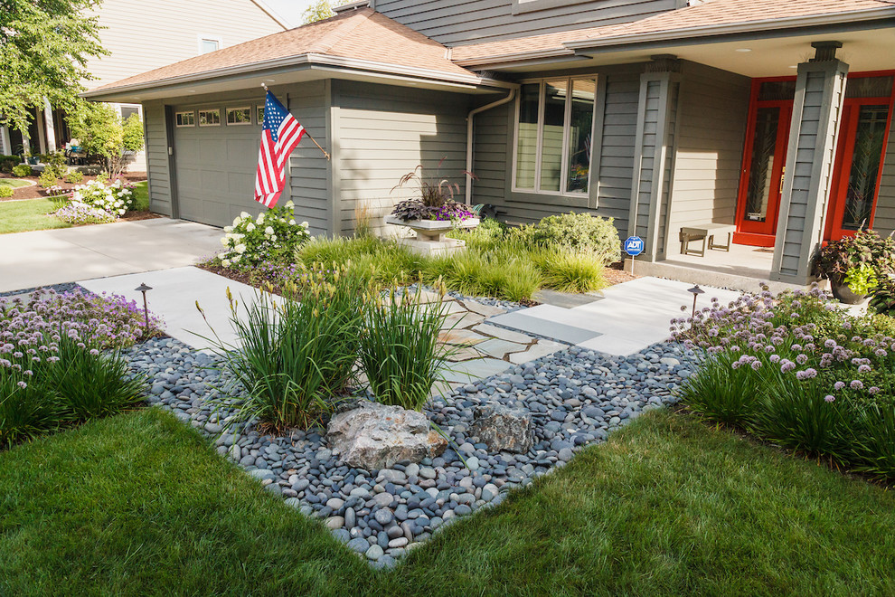 Diseño de camino de jardín de secano de estilo americano de tamaño medio en verano en patio con exposición total al sol y adoquines de piedra natural