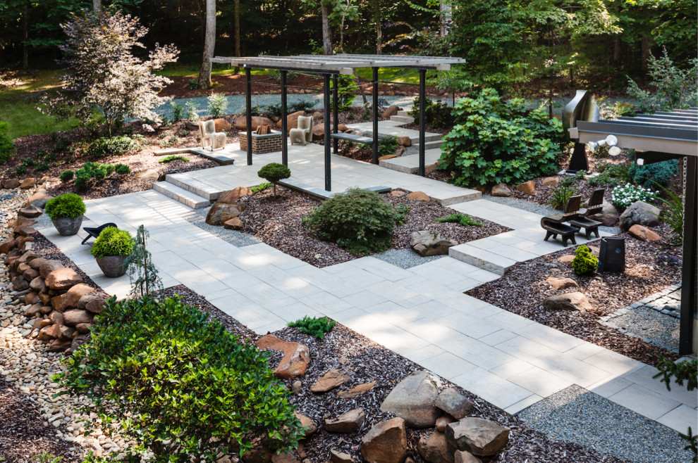 Idee per un grande giardino formale minimalista esposto a mezz'ombra dietro casa con pavimentazioni in cemento
